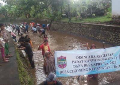 Padat Karya Tunai Warga Awisari Wujudkan Kali Bersih
