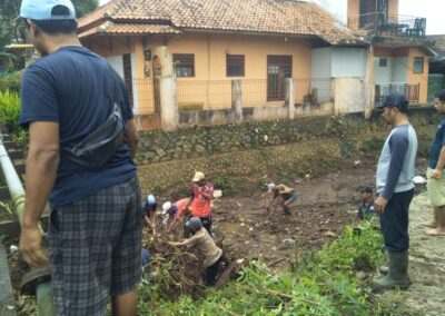 KERJA BAKTI DI LINGKUNGAN MASYARAKAT
