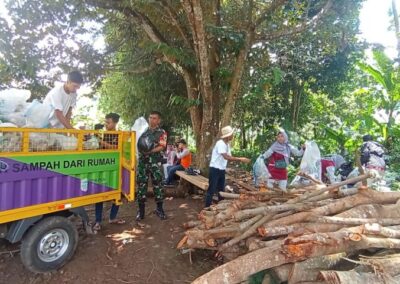 AKSI WORLD CLEAN UP DAY (WCD) dengan Pungut Sampah Sepanjang Jalan