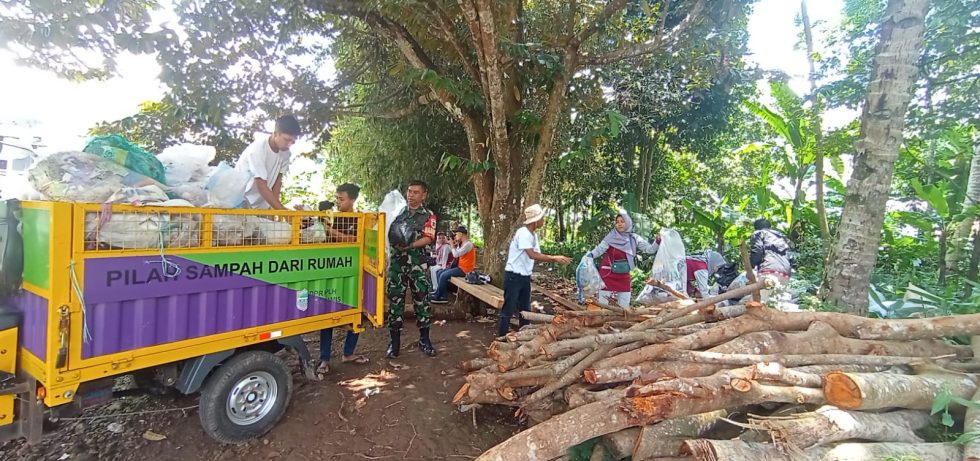 Aksi World Clean Up Day Wcd Dengan Pungut Sampah Sepanjang Jalan