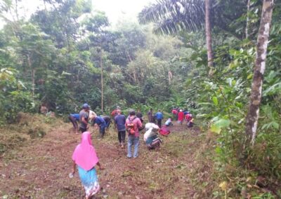 Kerja Bakti Bersihkan Jalan Akses Pertanian: Kolaborasi Masyarakat dan Pemerintah untuk Meningkatkan Produktivitas