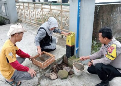 PELETAKAN PATOK TANDAI PEMILIKAN TANAH KAS DESA CIKONENG