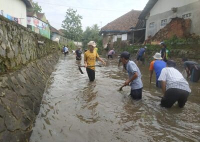 Warga Dusun Awisari dan Dusun Babakan Bergotong Royong Bersihkan Sungai Ciloganti dalam Kegiatan Rutin Kerja Bakti