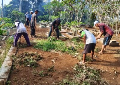 WARGA DUSUN BABAKAN GELAR JUMSIH, GOTONG ROYONG BERSIHKAN MAKAM UMUM