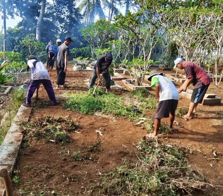 WARGA DUSUN BABAKAN GELAR JUMSIH, GOTONG ROYONG BERSIHKAN MAKAM UMUM