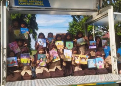 Kunjungan Perpustakaan Desa Bintang Manggala Keliling Menggunakan MASKARA Ke SDN 2 Cikoneng