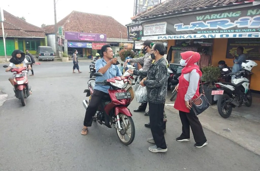 OPERASI YUSTISI PEMBAGIAN MASKER DAN SEMBAKO UNTUK PARA ISOMAN