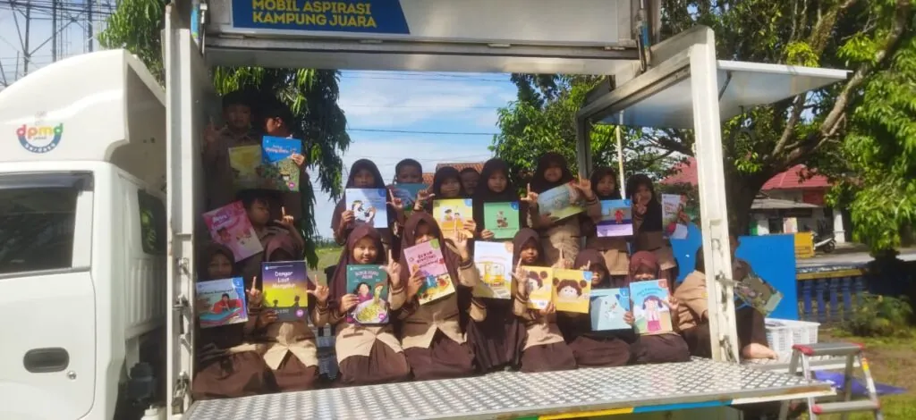 Kunjungan Perpustakaan Desa Bintang Manggala Keliling Menggunakan MASKARA Ke SDN 2 Cikoneng